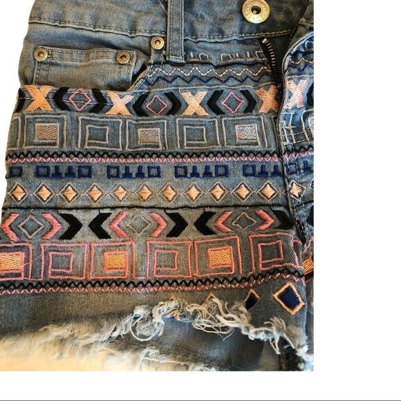 Seductions FD Denim Embroidered Shorts EUC - Picture 2 of 10
